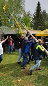 Maibaum aufstellen beim Trachtenverein